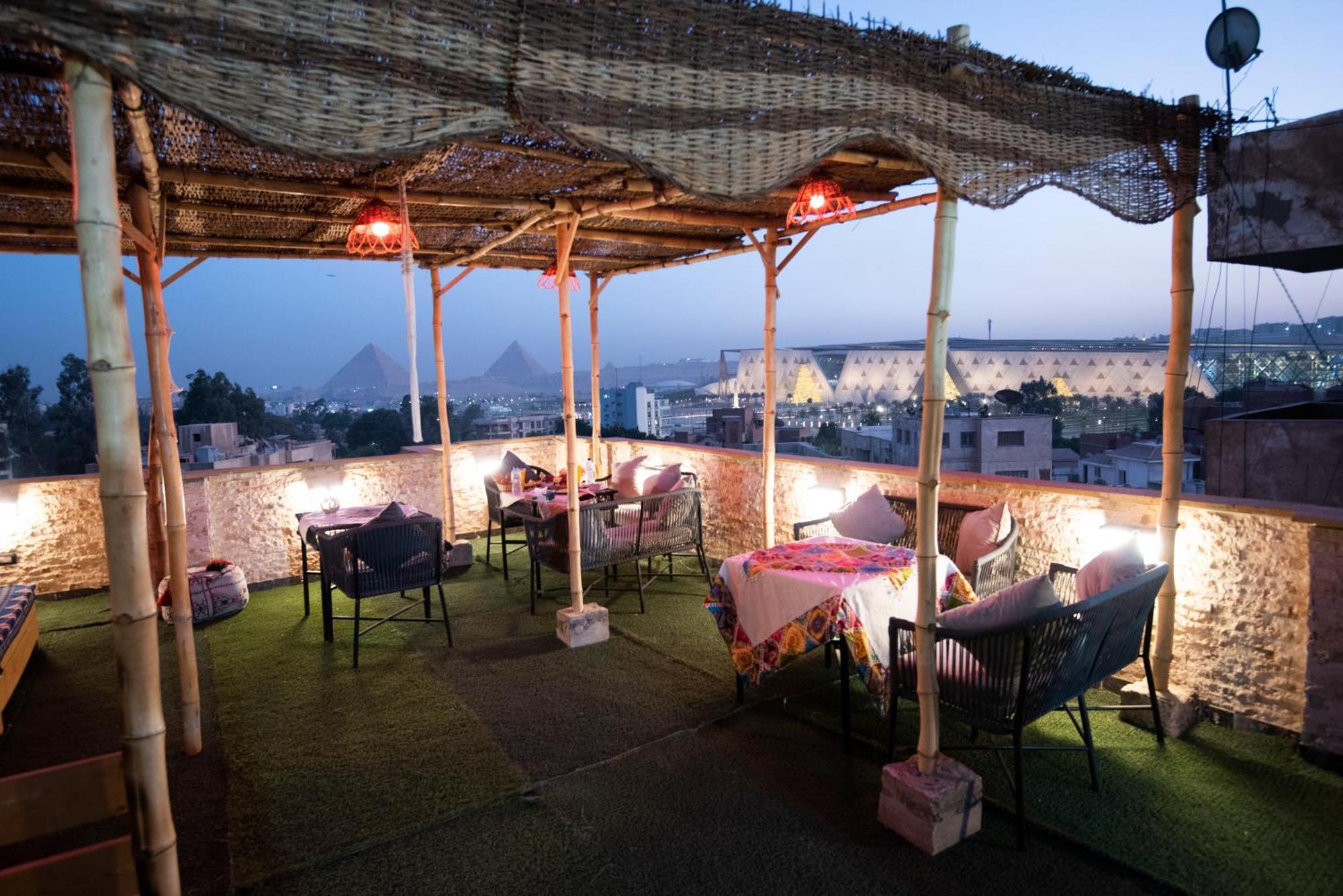 Apartment Tout King Pyrimds View