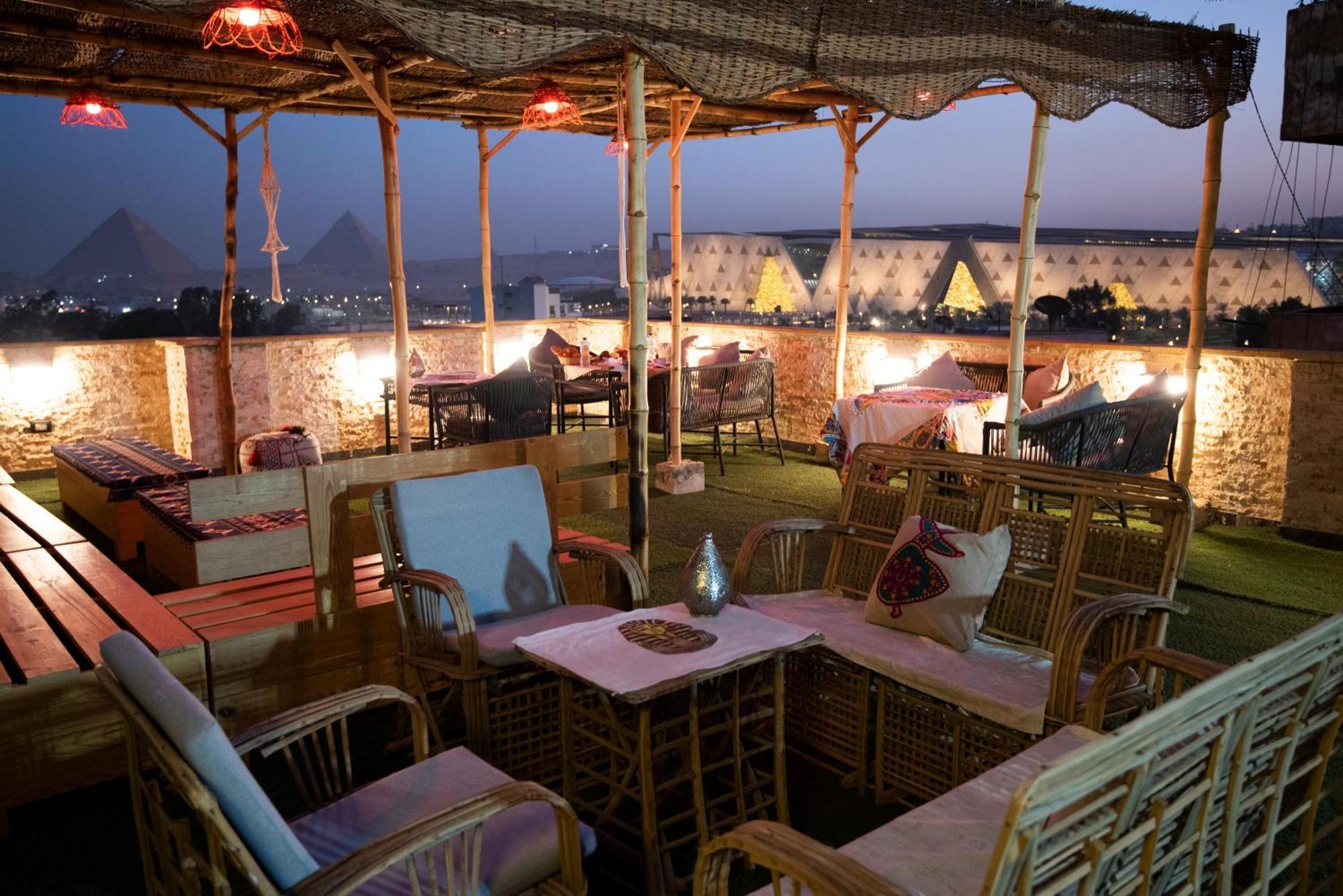 Tout King Pyrimds View * Cairo