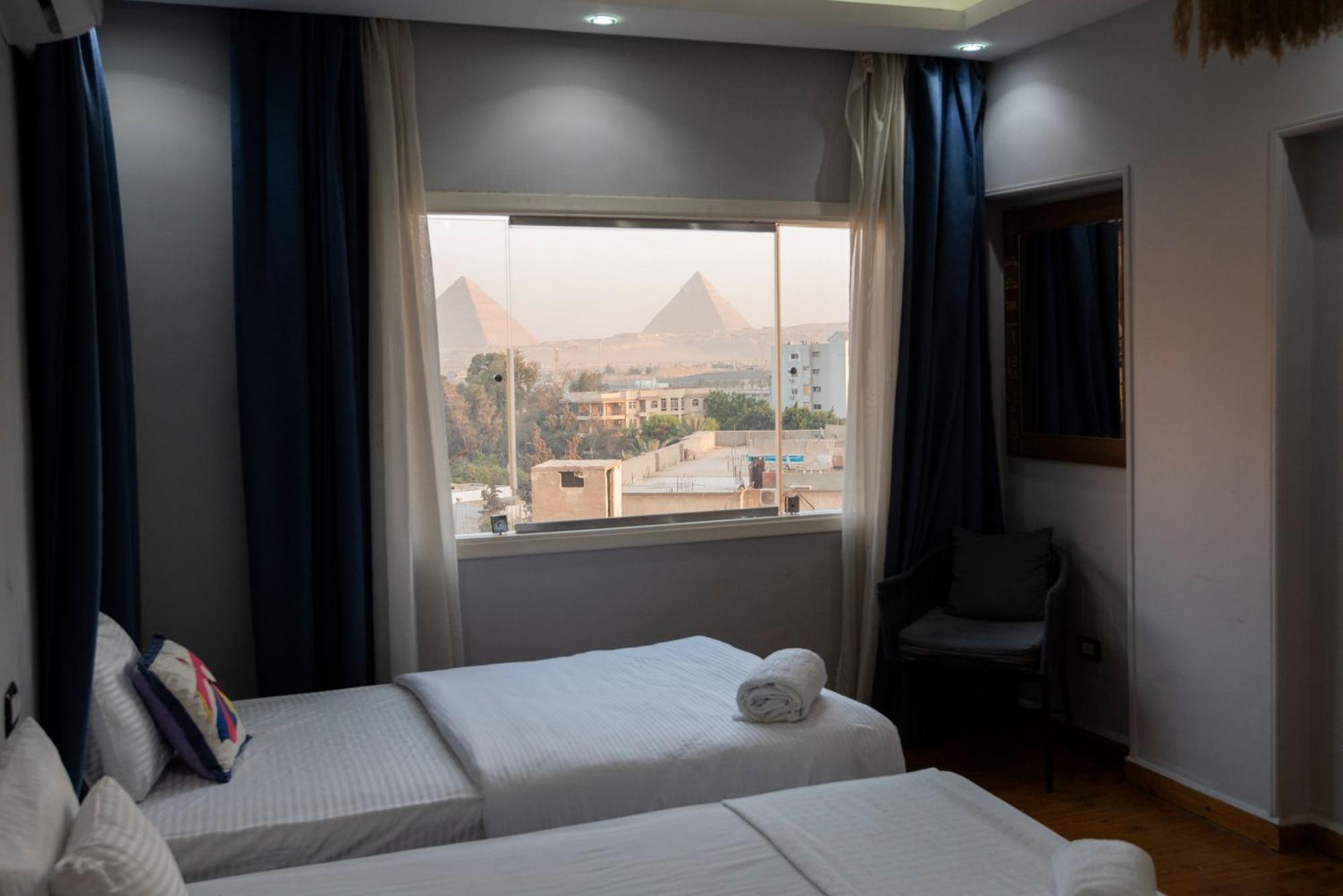 Apartment Tout King Pyrimds View