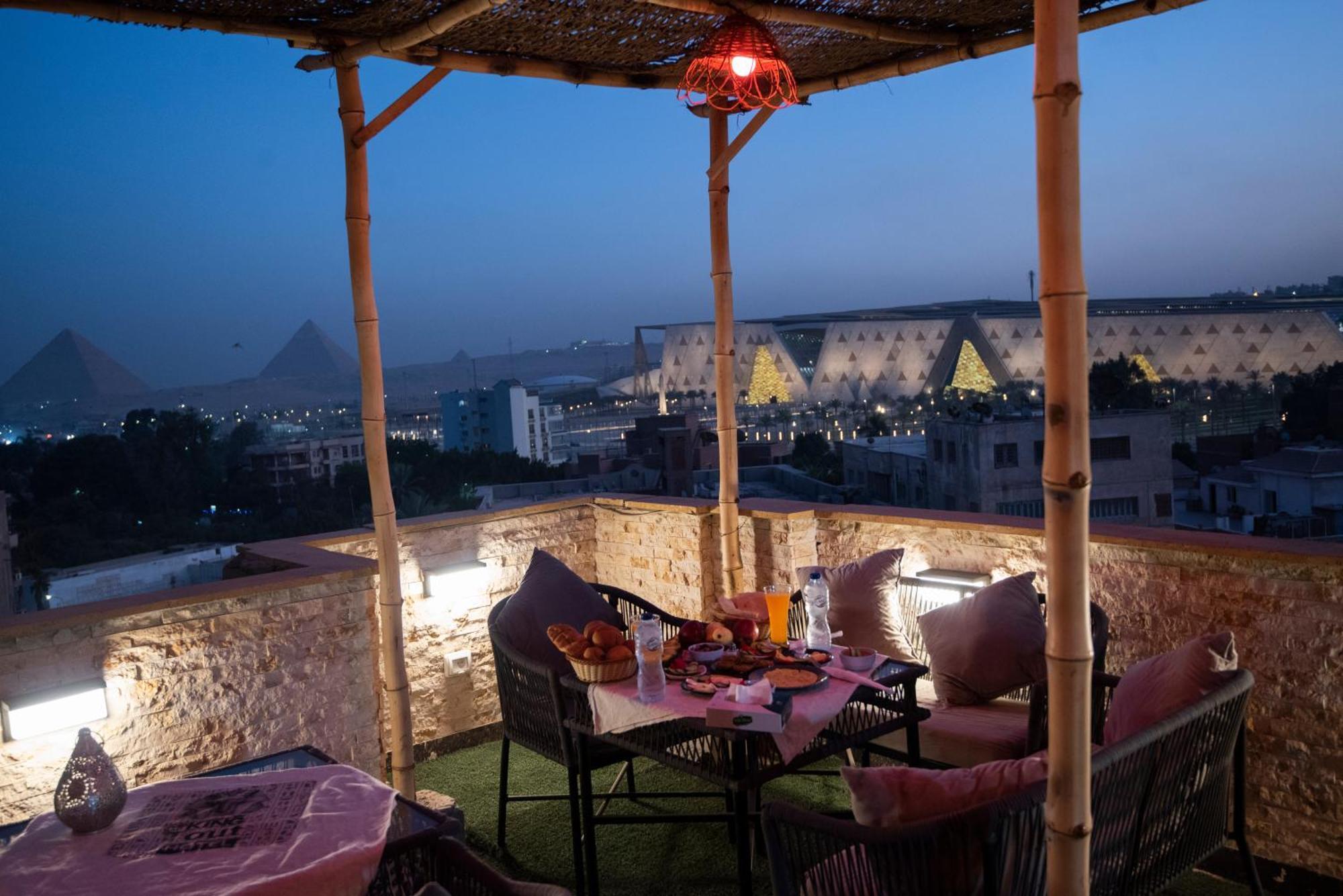 Tout King Pyrimds View Cairo