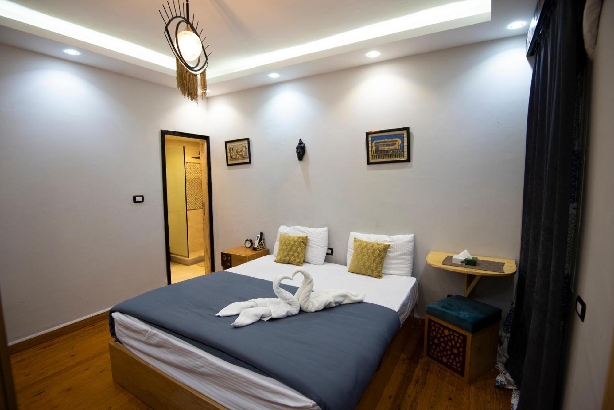 Apartment Tout King Pyrimds View