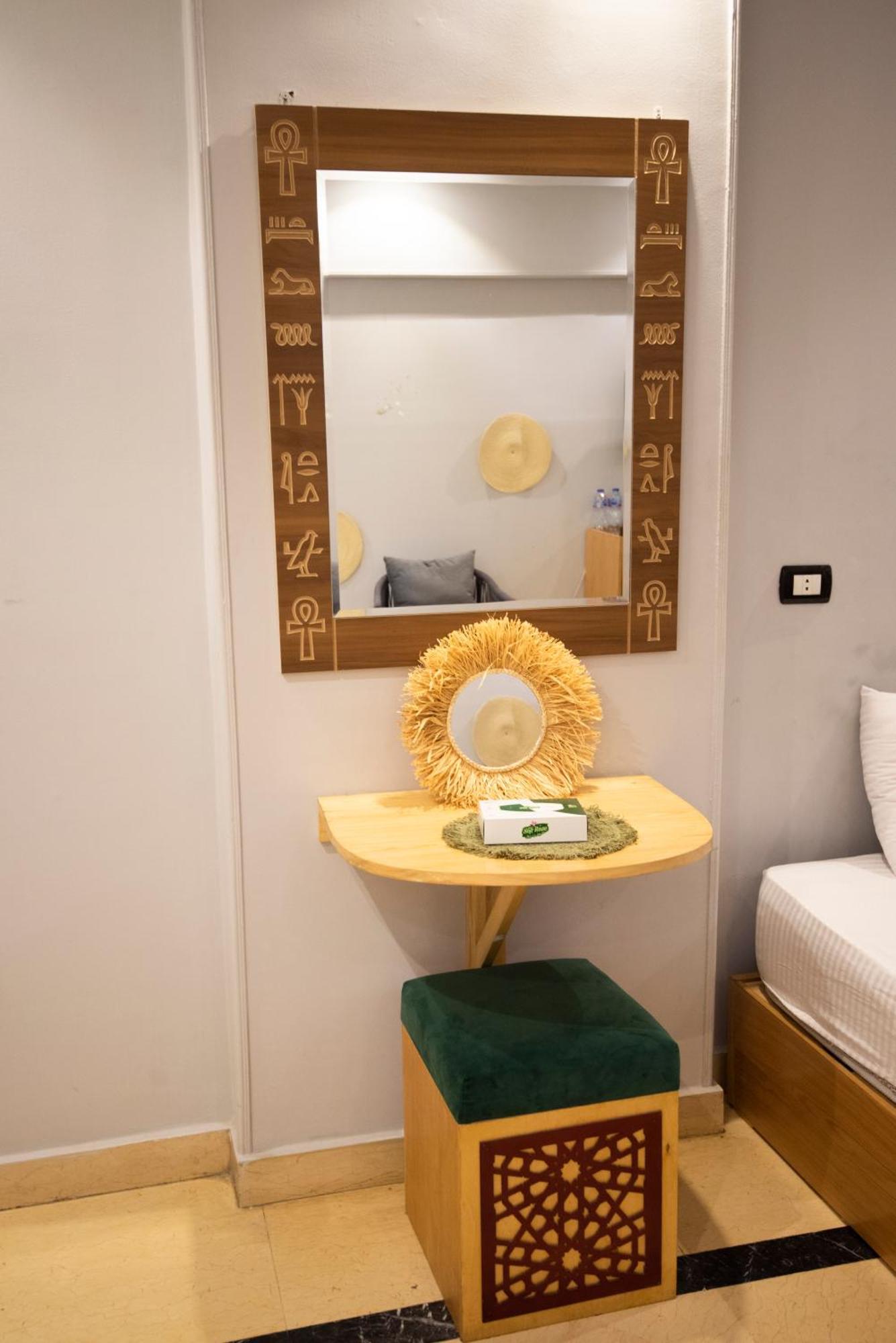 Apartment Tout King Pyrimds View