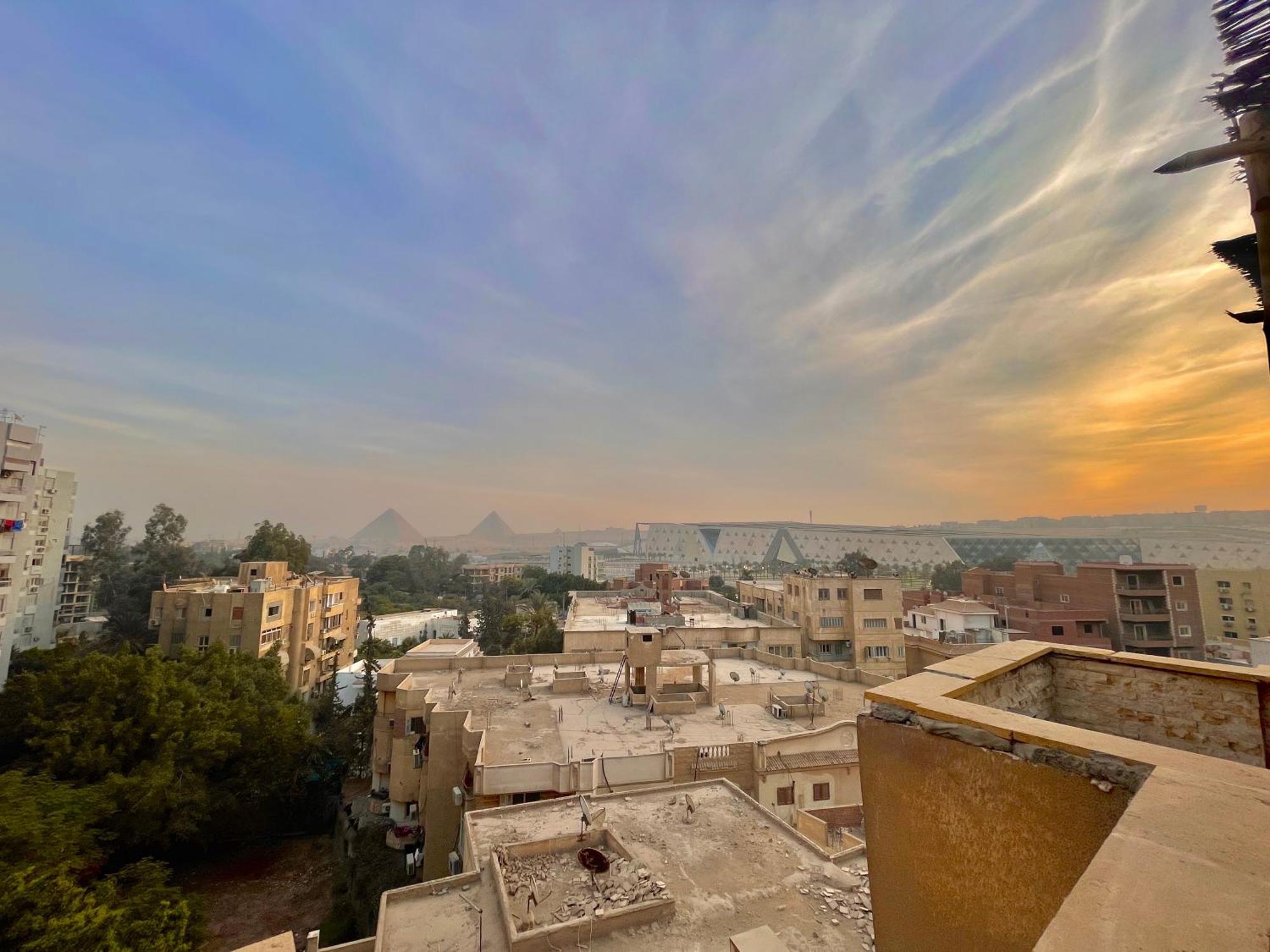 Tout King Pyrimds View * Cairo